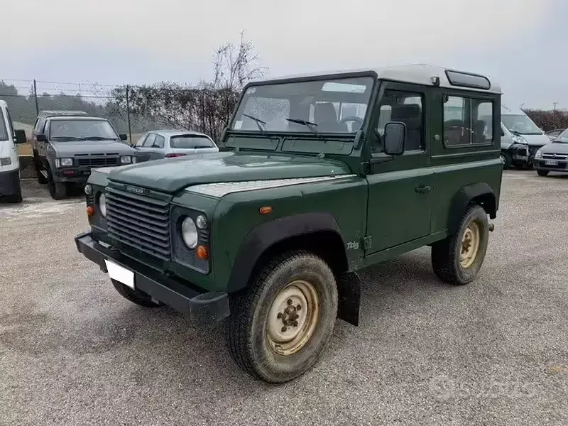 Usata Land Rover Defender 122 CV (89 kW) 2000 Verde SUV