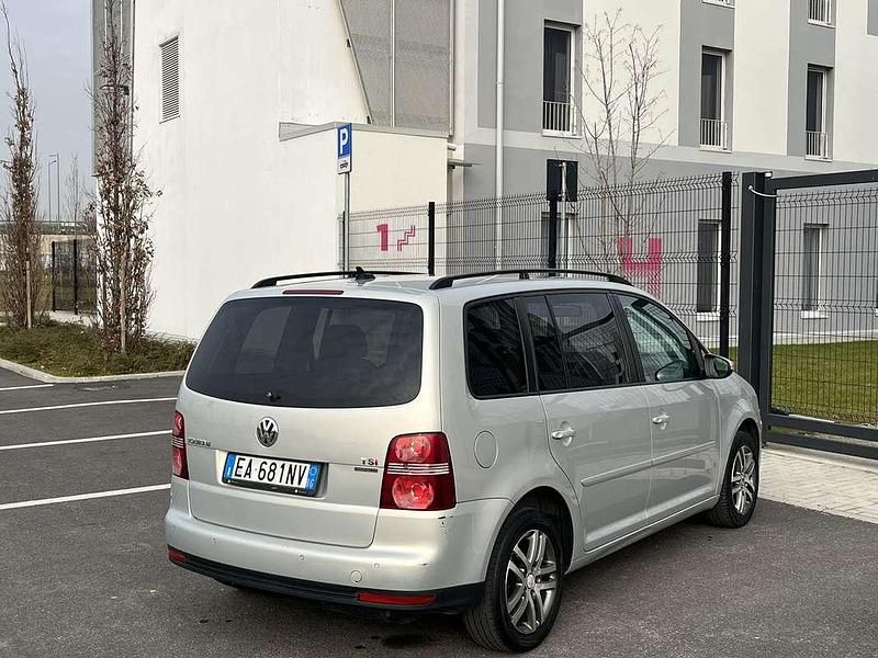 Begagnad VW Touran Highline 150 HK (110 kW) 2010 Minibuss