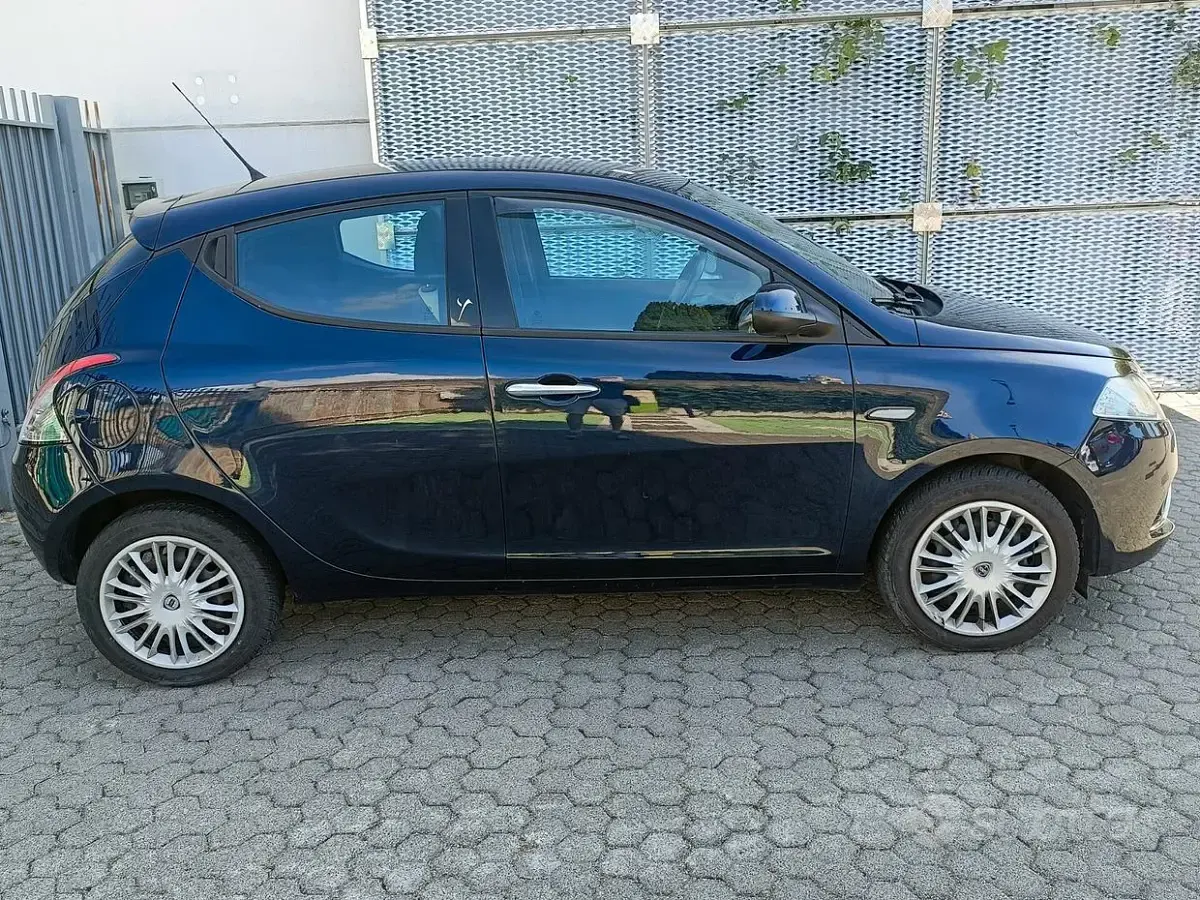 Usata Lancia Ypsilon Gold 69 CV (50 kW) 2016 Blu Utilitaria