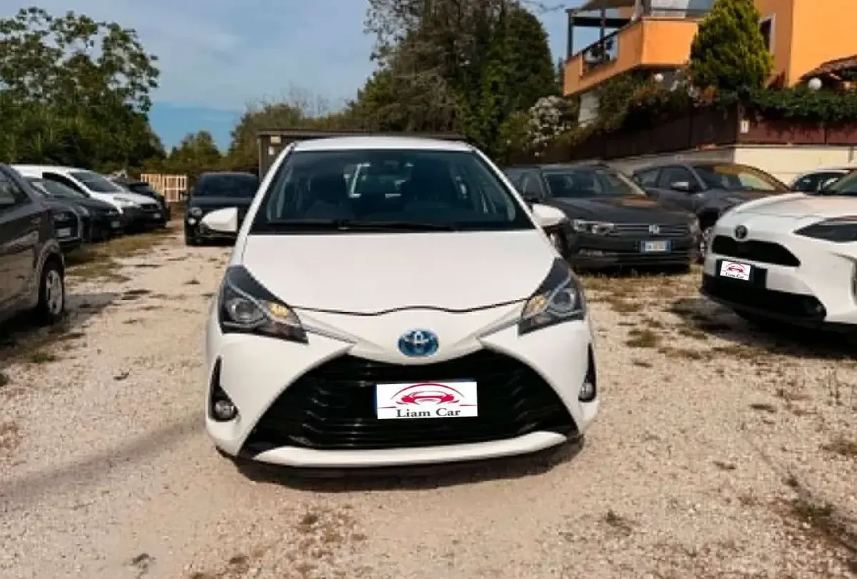 Usata Toyota Yaris Hybrid 73 CV (53 kW) 2018 Bianco Berlina
