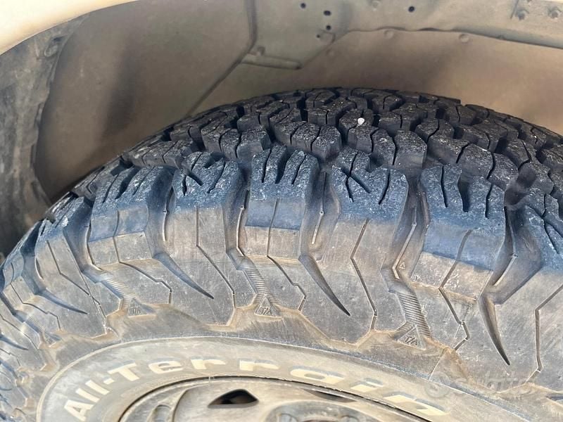 Usata Nissan Navara 133 CV (97 kW) 2005 Grigio Pick-up