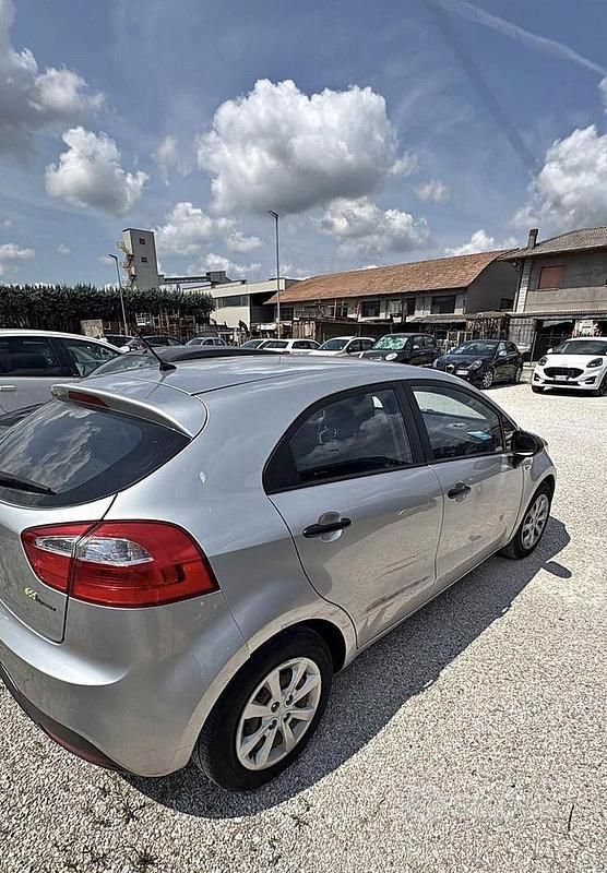 Usata Kia Rio 75 CV (55 kW) 2012 Grigio Berlina