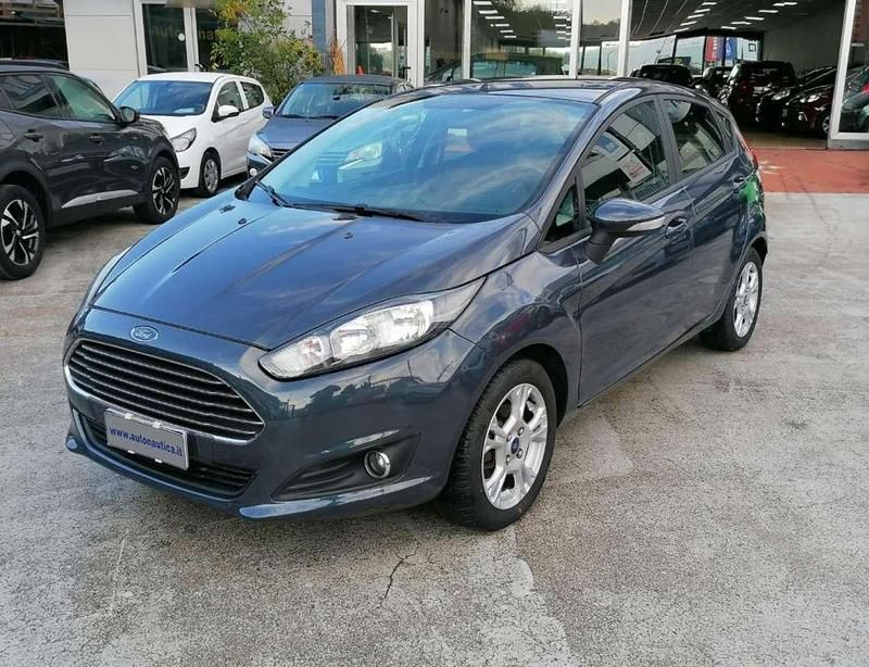 Rosso Usata 2013 Ford Fiesta Business Edition Due volumi | 6500 € (Buon prezzo) - Immagine 1/4