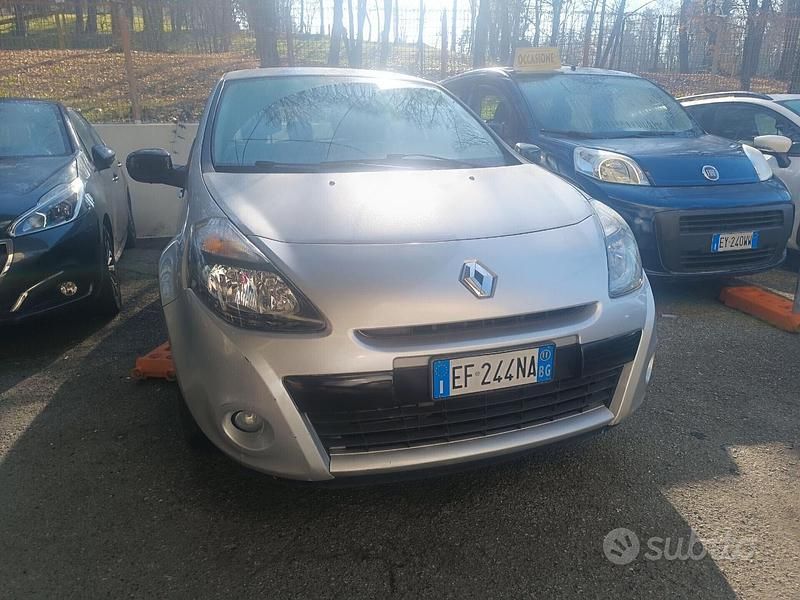 Usata Renault Clio II 101 CV (74 kW) 2011 Grigio Berlina