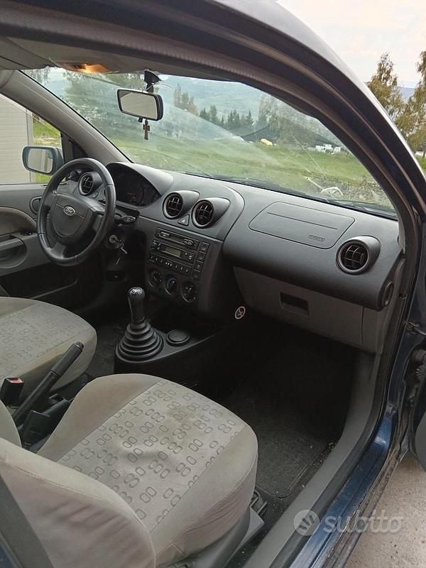 Usata Ford Fiesta 68 CV (50 kW) 2003 Blu Utilitaria