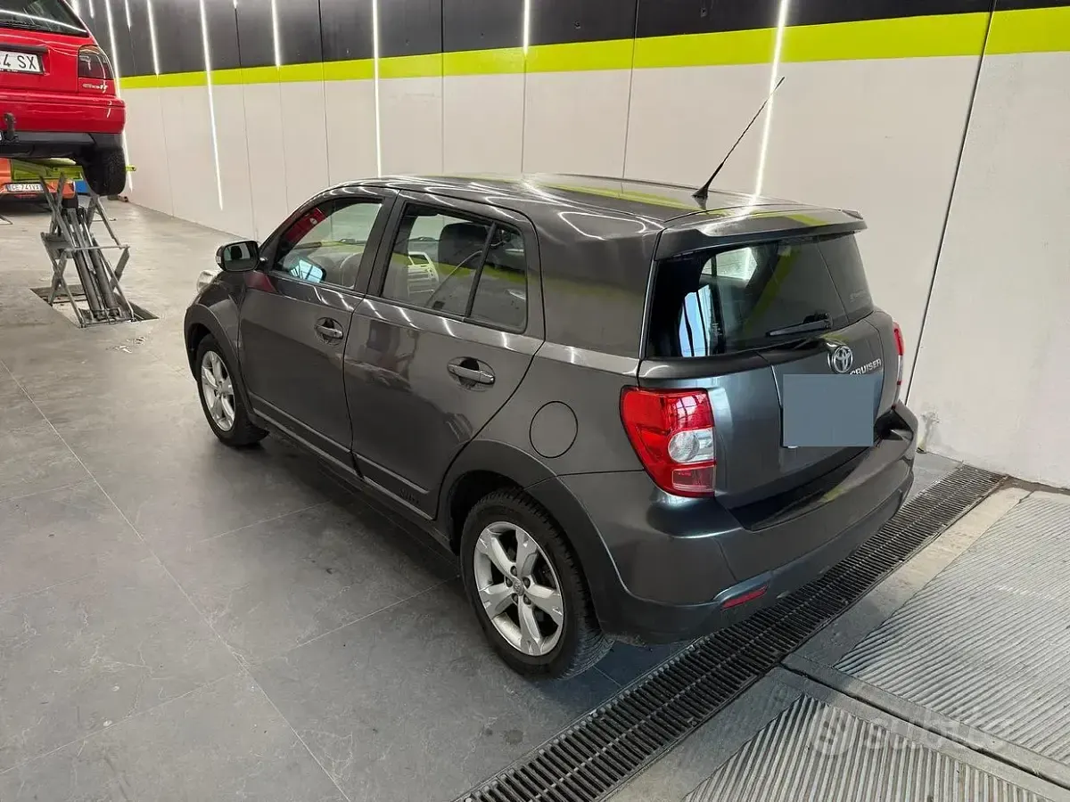 Usata Toyota Urban Cruiser 90 CV (66 kW) 2009 Grigio Utilitaria