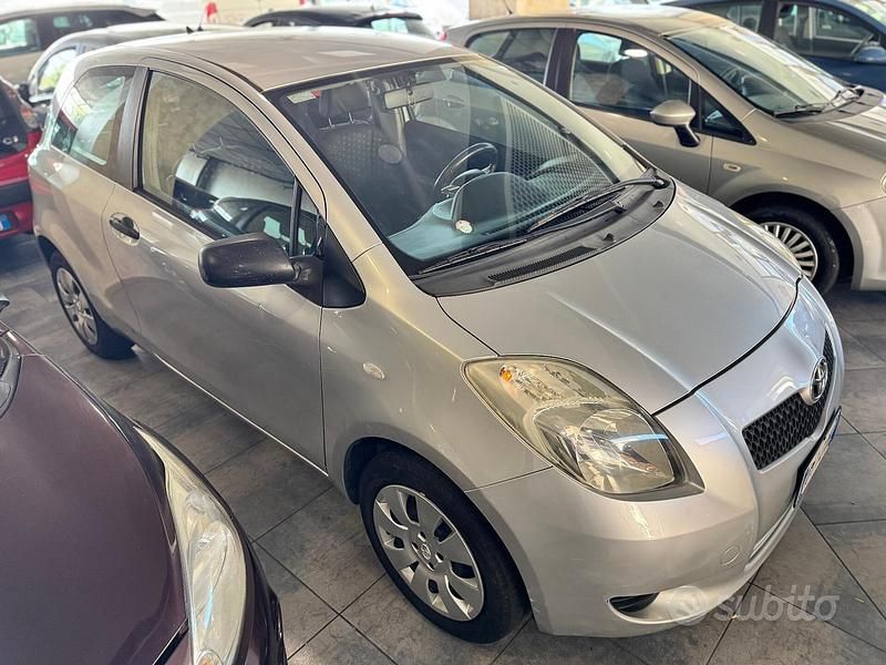 Grigio Usata 2008 Toyota Yaris Sol Tre volumi | 2800 € (Buon prezzo) - Immagine 1/4