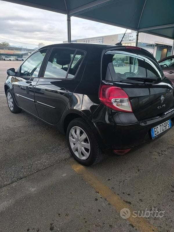 Usata Renault Clio II Luxe 101 CV (74 kW) 2010 Berlina