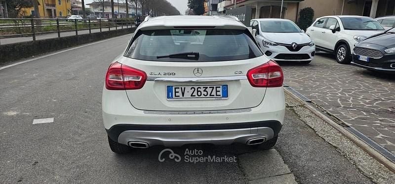 Usata Mercedes GLA200 136 CV (100 kW) 2014 Bianco SUV
