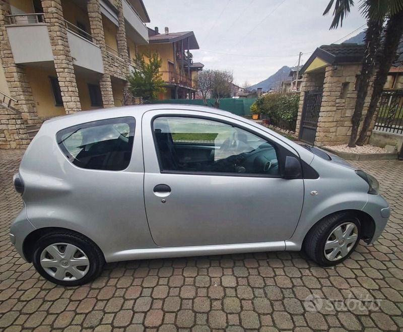Grigio Usata 2010 Toyota Aygo Due volumi | 4500 € (Buon prezzo) - Immagine 1/4
