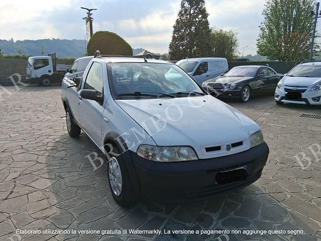 Usata Fiat Strada 80 CV (58 kW) 2004 Bianco Pick-up