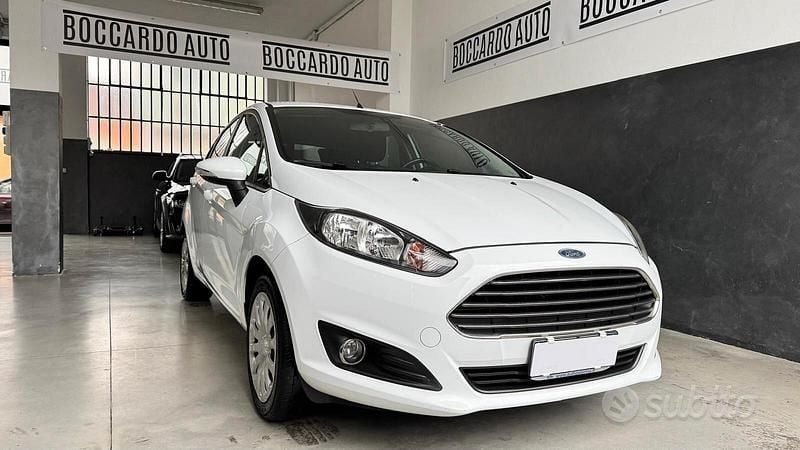 Usata Ford Fiesta Titanium 75 CV (55 kW) 2014 Bianco Utilitaria
