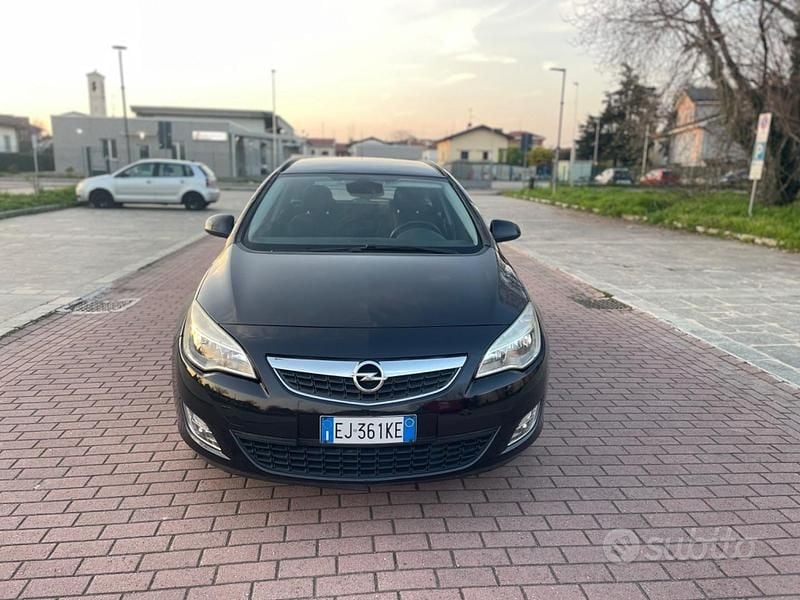 Occasion Opel Astra Cosmo 110 ch (80 kW) 2011 Noir Break