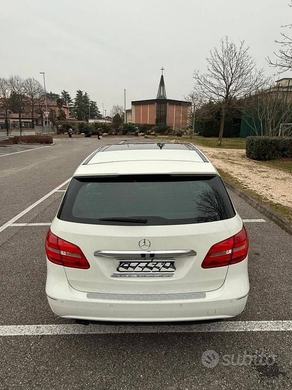 Usata Mercedes B180 Executive 122 CV (89 kW) 2012 Bianco Utilitaria