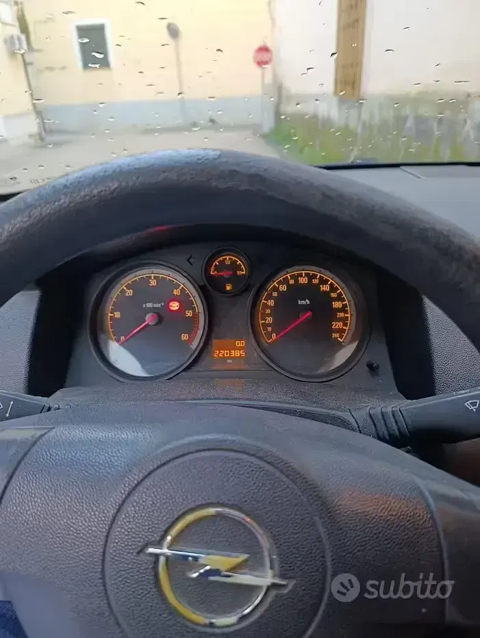 Usata Opel Astra 101 CV (74 kW) 2007 Nero Utilitaria