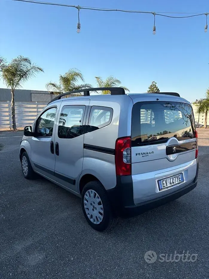 Begagnad Peugeot Bipper 75 HK (55 kW) 2014 Grå Minibuss