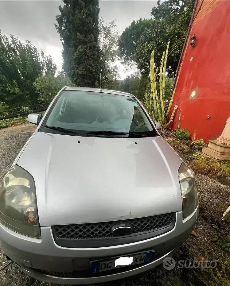 Usata Ford Fiesta 75 CV (55 kW) 2007 Grigio Utilitaria