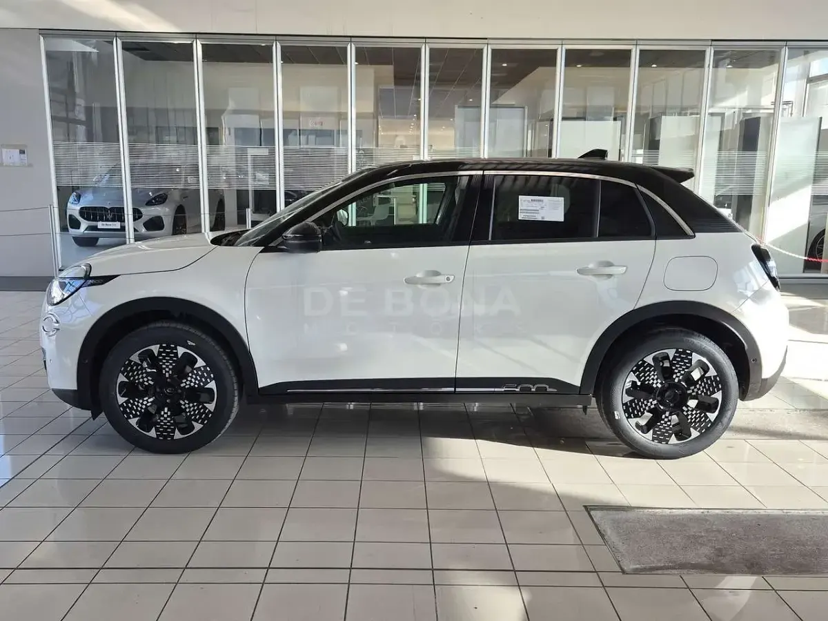 Nuova Fiat 600 La Prima 110 CV (80 kW) 2026 Bicolore bianco tetto nero SUV