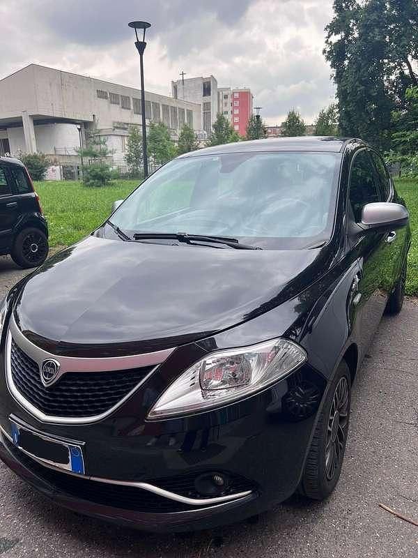 Usata Lancia Ypsilon Silver 69 CV (50 kW) 2017 Utilitaria