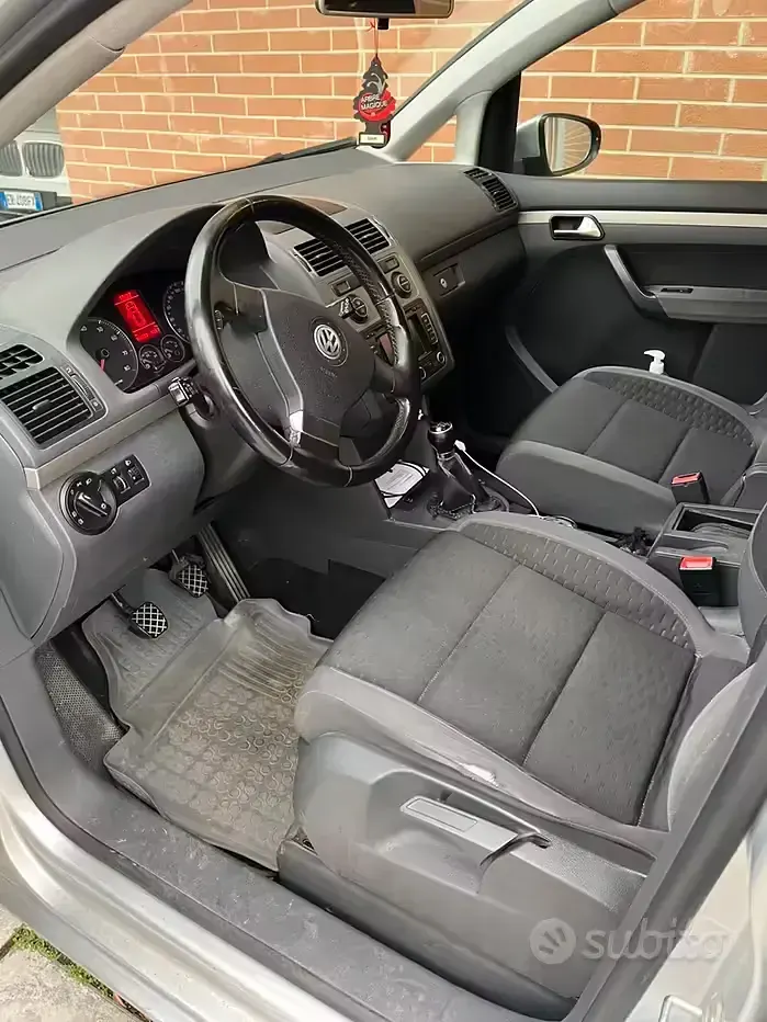 Begagnad VW Touran 150 HK (110 kW) 2010 Grå Minibuss