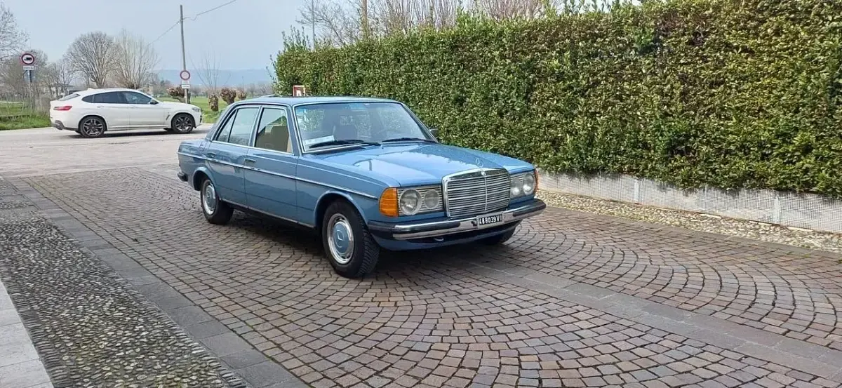 Usata Mercedes 200 109 CV (80 kW) 1981 Blu Berlina