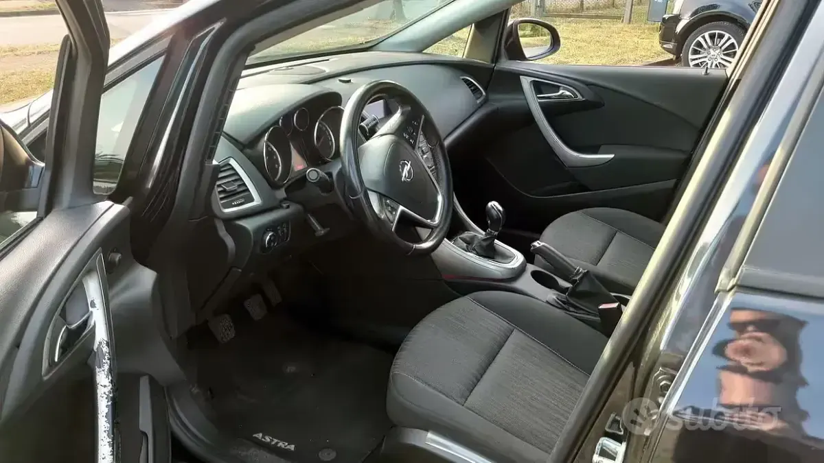 Usata Opel Astra 140 CV (102 kW) 2013 Nero Berlina