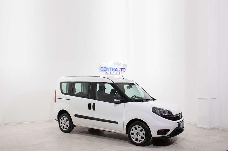 Usata Fiat Doblò Lounge 120 CV (88 kW) 2021 Bianco Monovolume