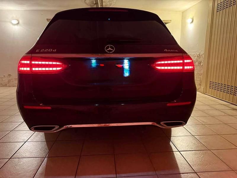 Usata Mercedes E220 Premium Plus 194 CV (142 kW) 2022 Nero Station wagon