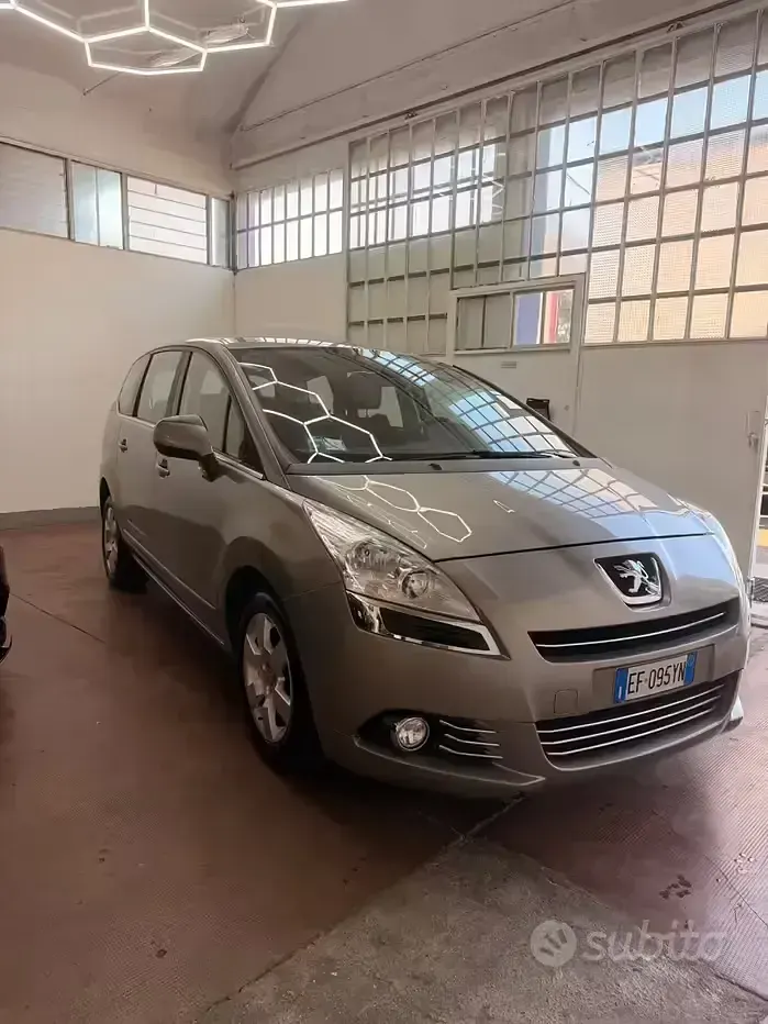 Usata Peugeot 5008 112 CV (82 kW) 2011 Marrone Monovolume