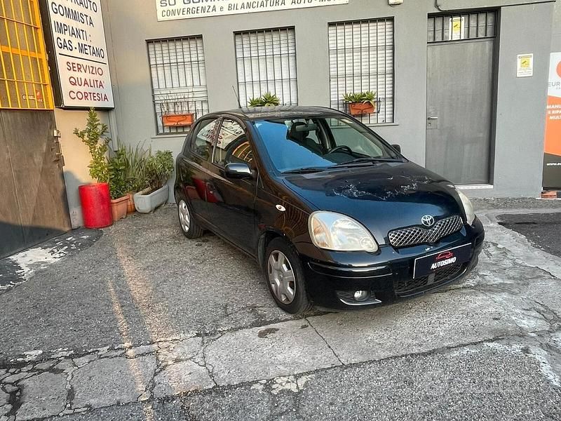Nero Usata 2008 Toyota Yaris Tre volumi | 2900 € (Ottimo prezzo) - Immagine 1/4