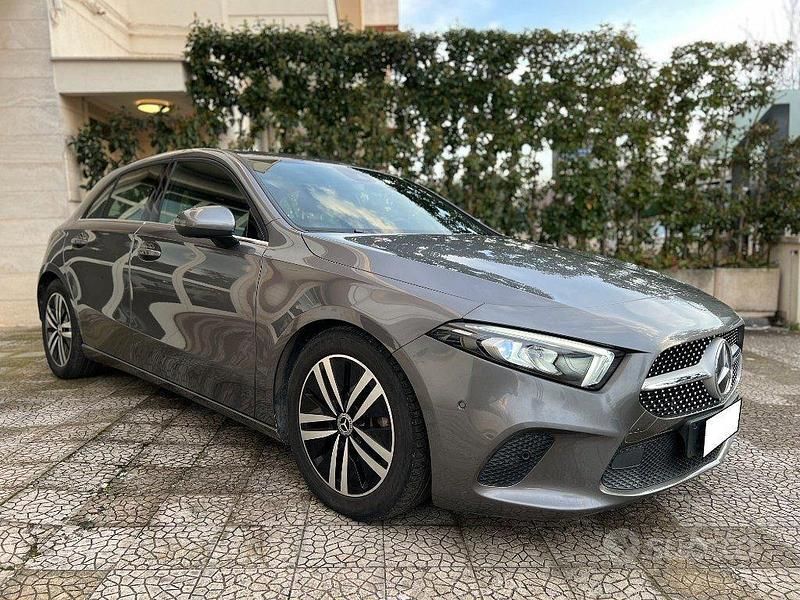 Usata Mercedes A180 116 CV (85 kW) 2019 Grigio Berlina