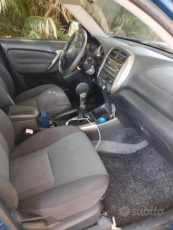 Usata Toyota RAV4 116 CV (85 kW) 2004 Blu SUV