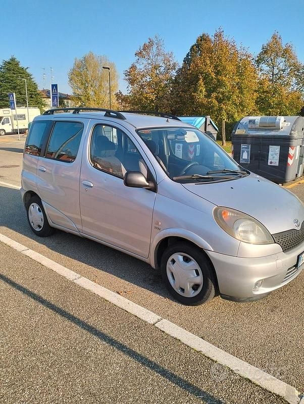 Usata Toyota Verso 2002 Grigio Monovolume