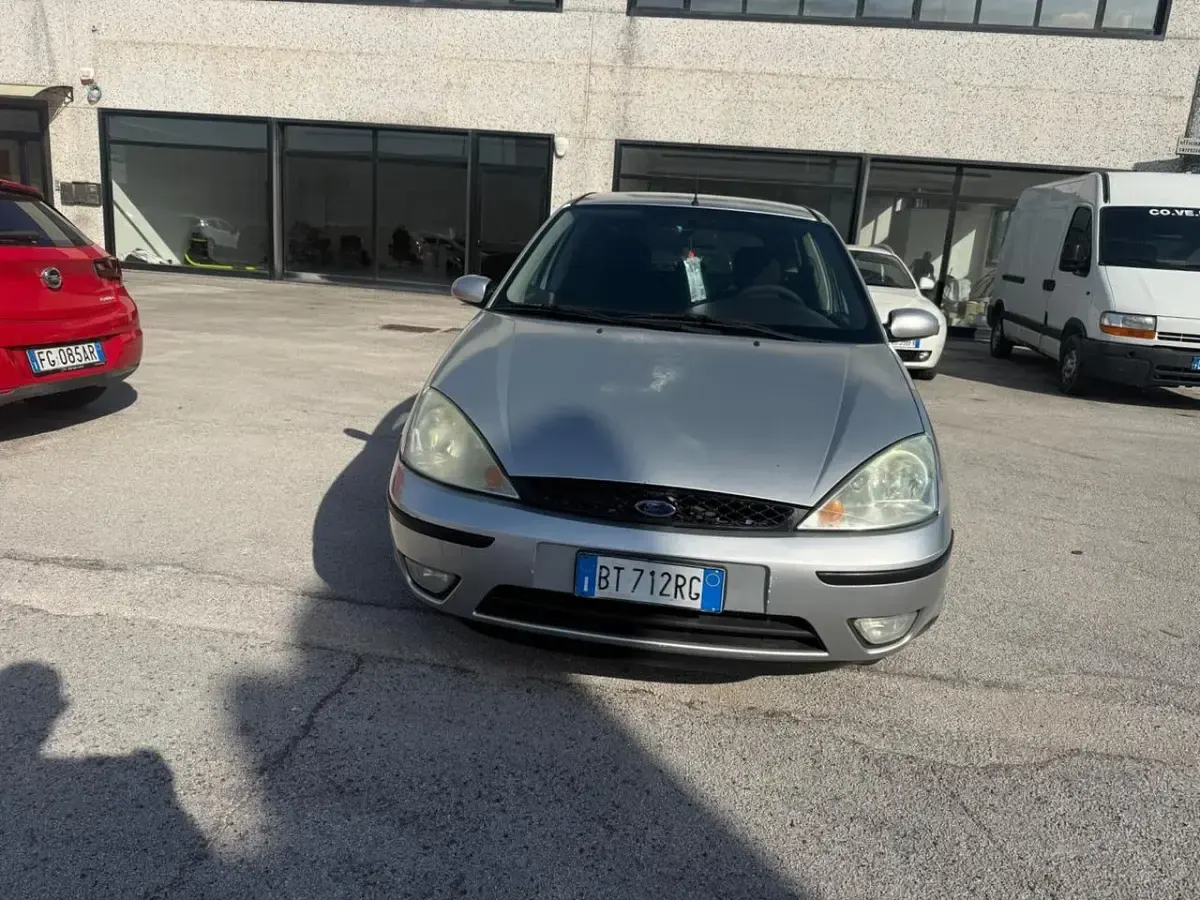 Usata Ford Focus Ghia 90 CV (66 kW) 2001 Argento Berlina