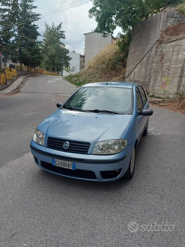 Usata Fiat Punto 69 CV (50 kW) 2004 Blu Utilitaria