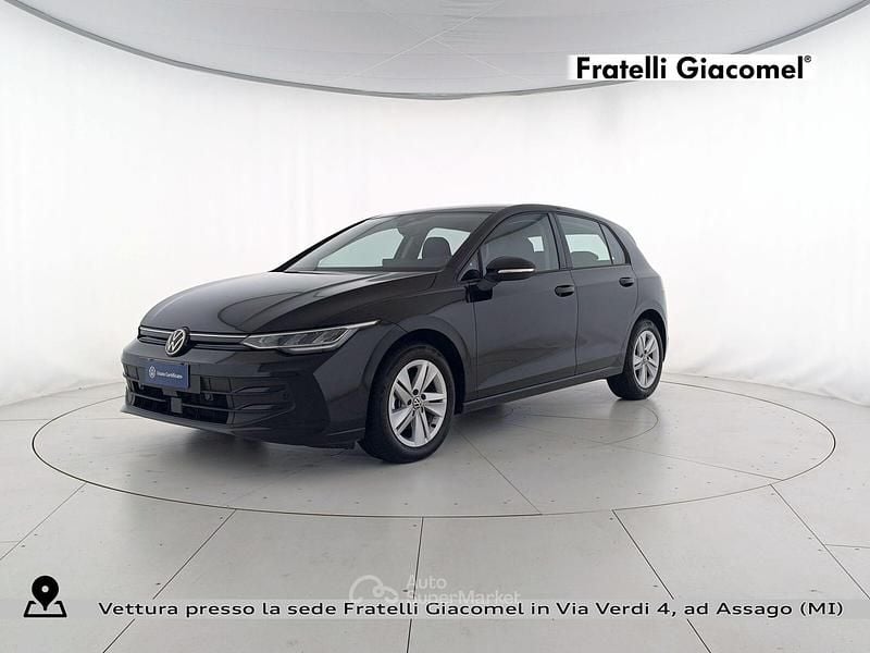 Usata VW Golf VIII Life 116 CV (85 kW) 2025 Grenadill black metallizzato Berlina