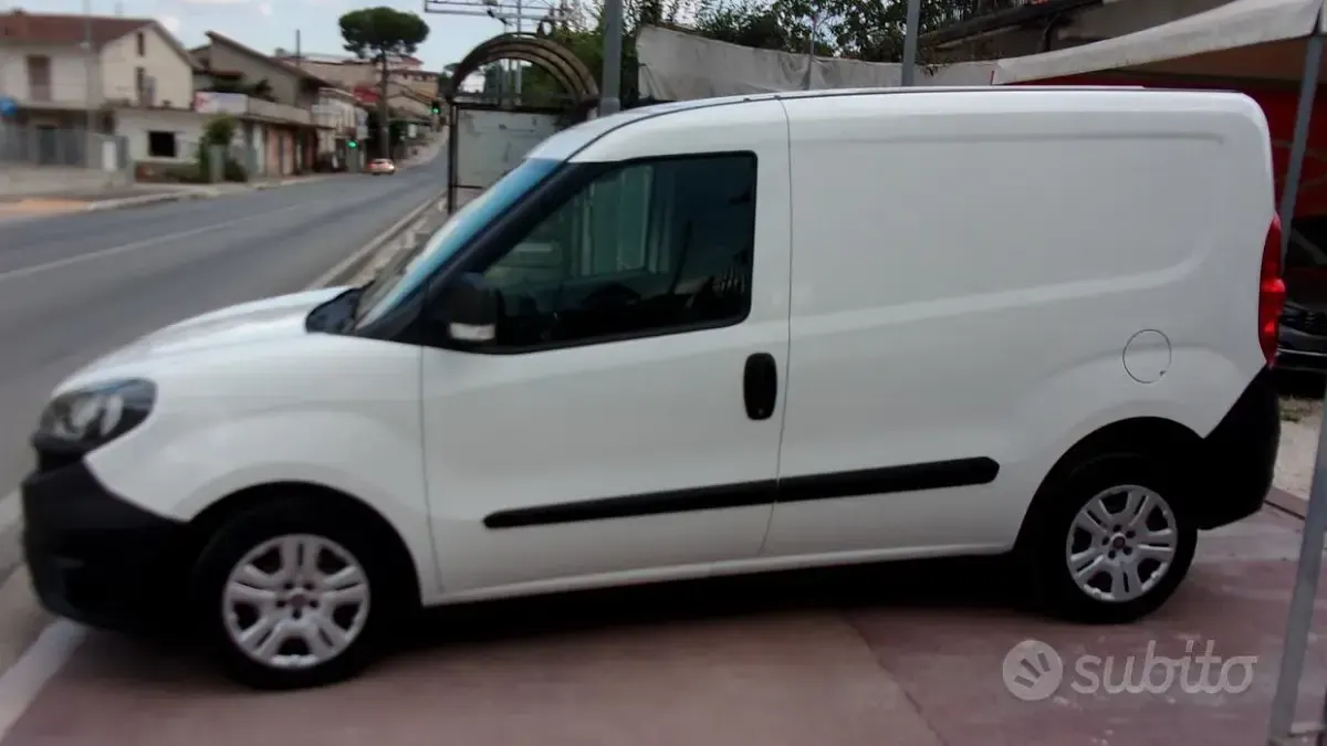 Usata Fiat Doblò S 105 CV (77 kW) 2022 Bianco Monovolume
