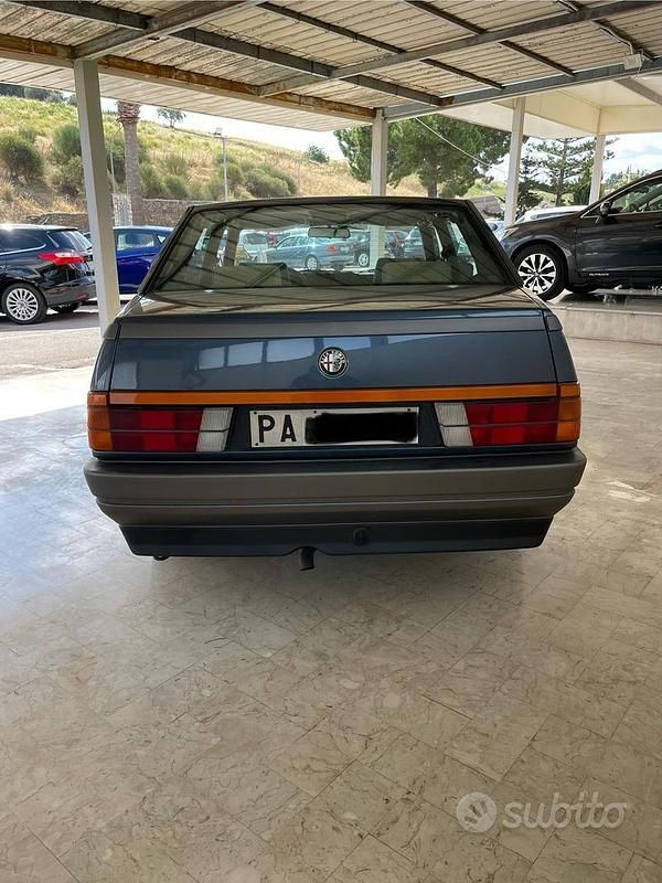 Usata Alfa Romeo 75 119 CV (87 kW) 1988 Grigio Berlina
