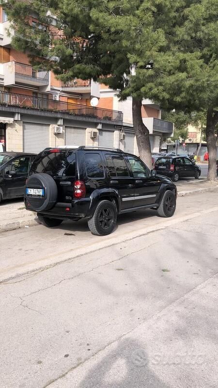 Usata Jeep Cherokee 2006 Nero SUV
