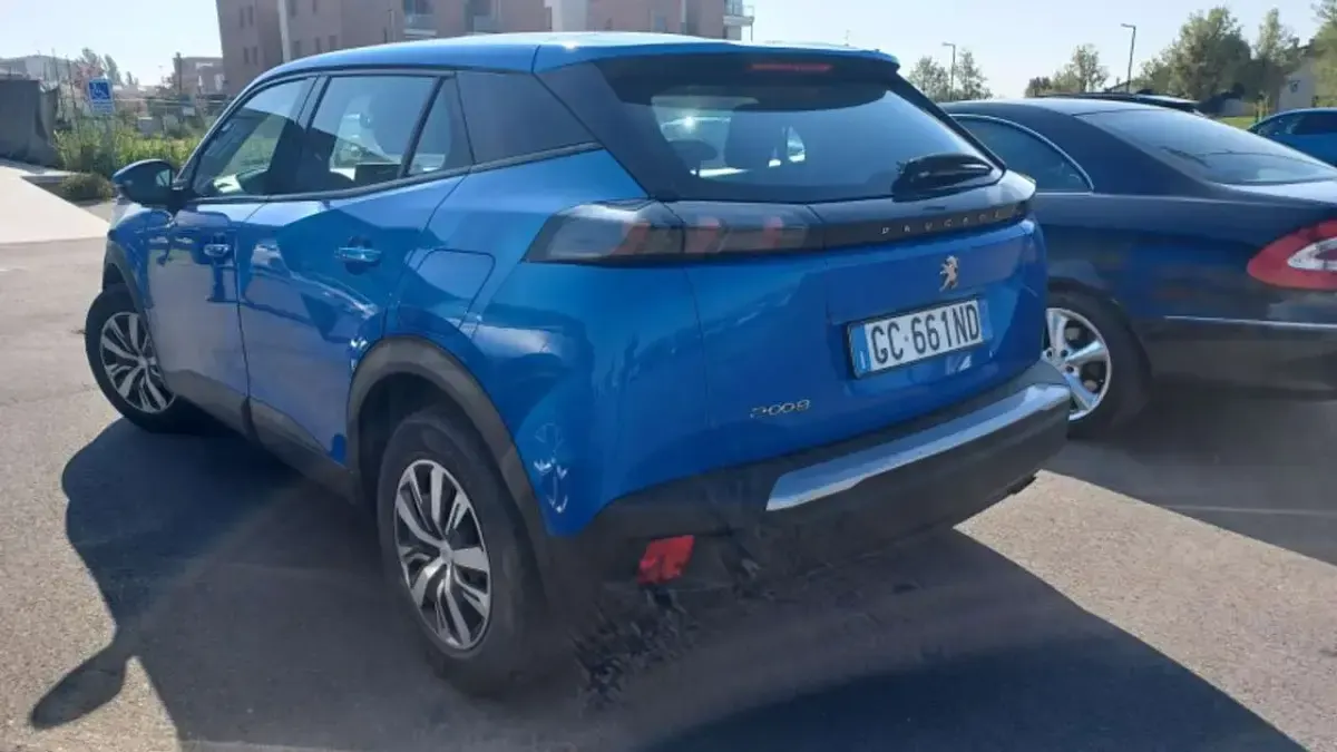 Usata Peugeot 2008 Active 101 CV (74 kW) 2020 Blu/azzurro SUV