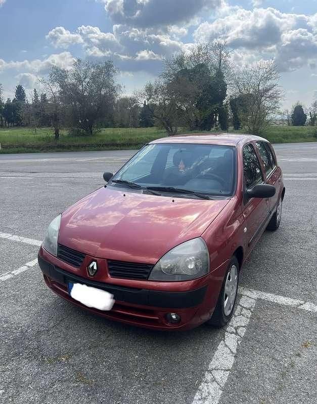 Käytetty Renault Clio II Authentique 58 HP (42 kW) 2004 Sedan