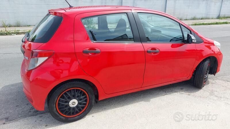 Usata Toyota Yaris 65 CV (47 kW) 2012 Rosso Utilitaria