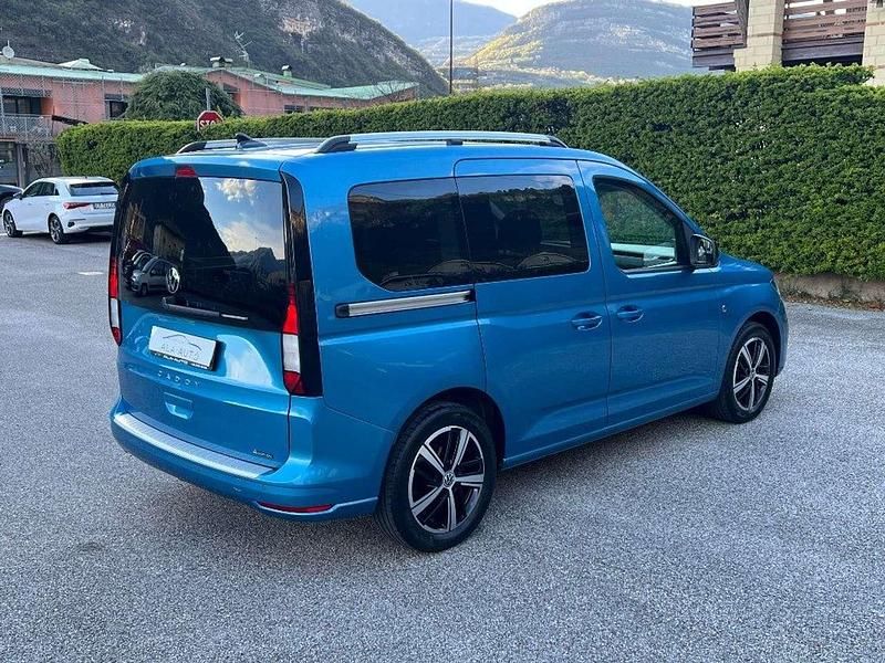 Usata VW Caddy 122 CV (89 kW) 2022 Azzurro Monovolume
