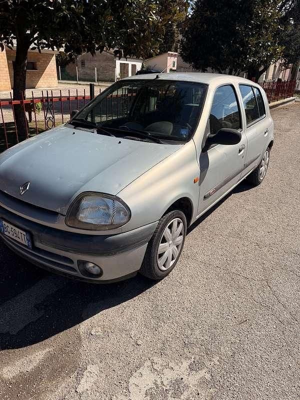 Usata 2000 Renault Clio II Tre volumi | 750 € (Buon prezzo) - Immagine 1/4