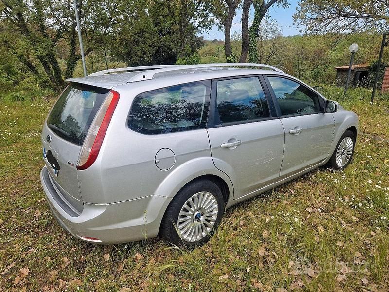 Begagnad Ford Focus Titanium 109 HK (80 kW) 2011 Grå Kombi
