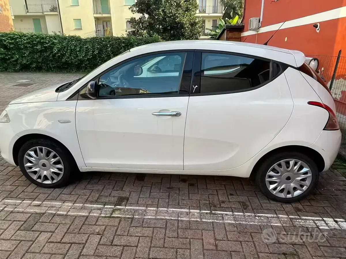 Usata Lancia Ypsilon 60 CV (44 kW) 2015 Bianco Utilitaria