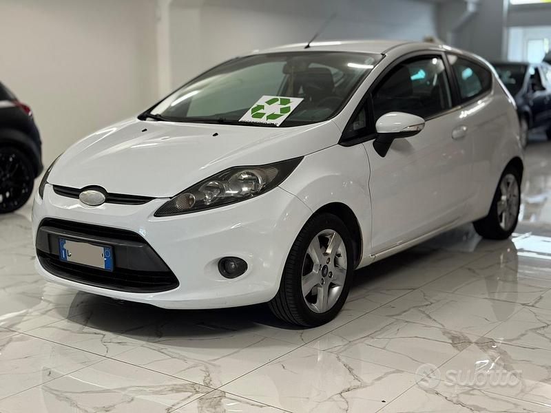 Bianco Usata 2009 Ford Fiesta Due volumi | 4200 € (Buon prezzo) - Immagine 1/4