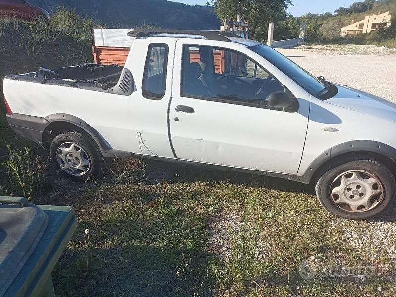 Begagnad Fiat Strada 60 HK (44 kW) 2004 Vit Pickup