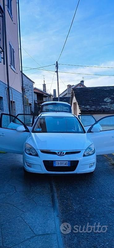 Bianco Usata 2010 Hyundai i30 Classic Tre volumi | 3500 € (Buon prezzo) - Immagine 1/4