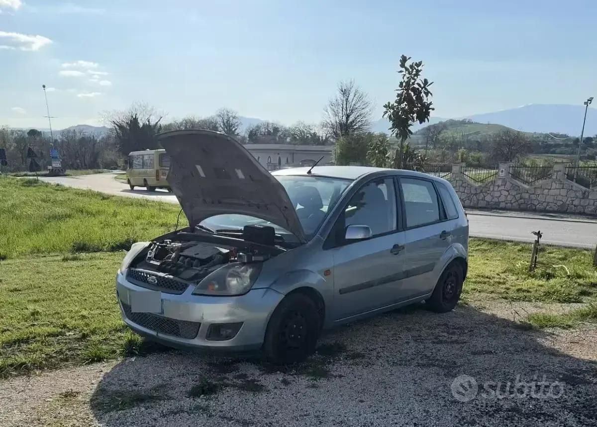 Usata Ford Fiesta 75 CV (55 kW) 2006 Bluazzurro Utilitaria